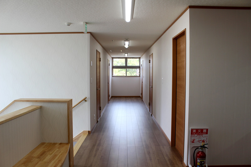 光が入り明るい２階の個室エリア